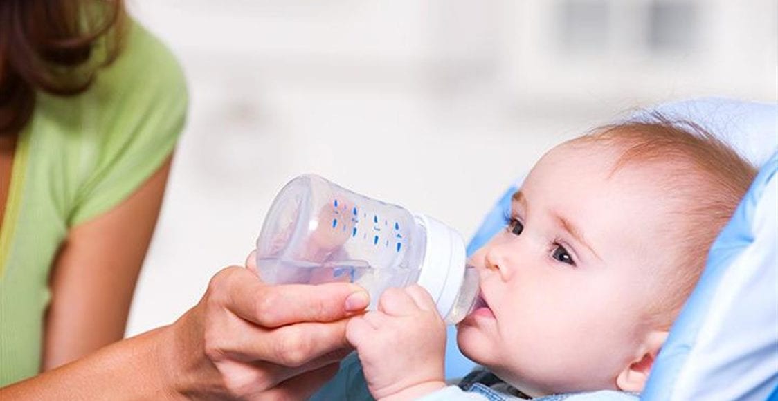 من عمر كم يشرب الطفل الماء