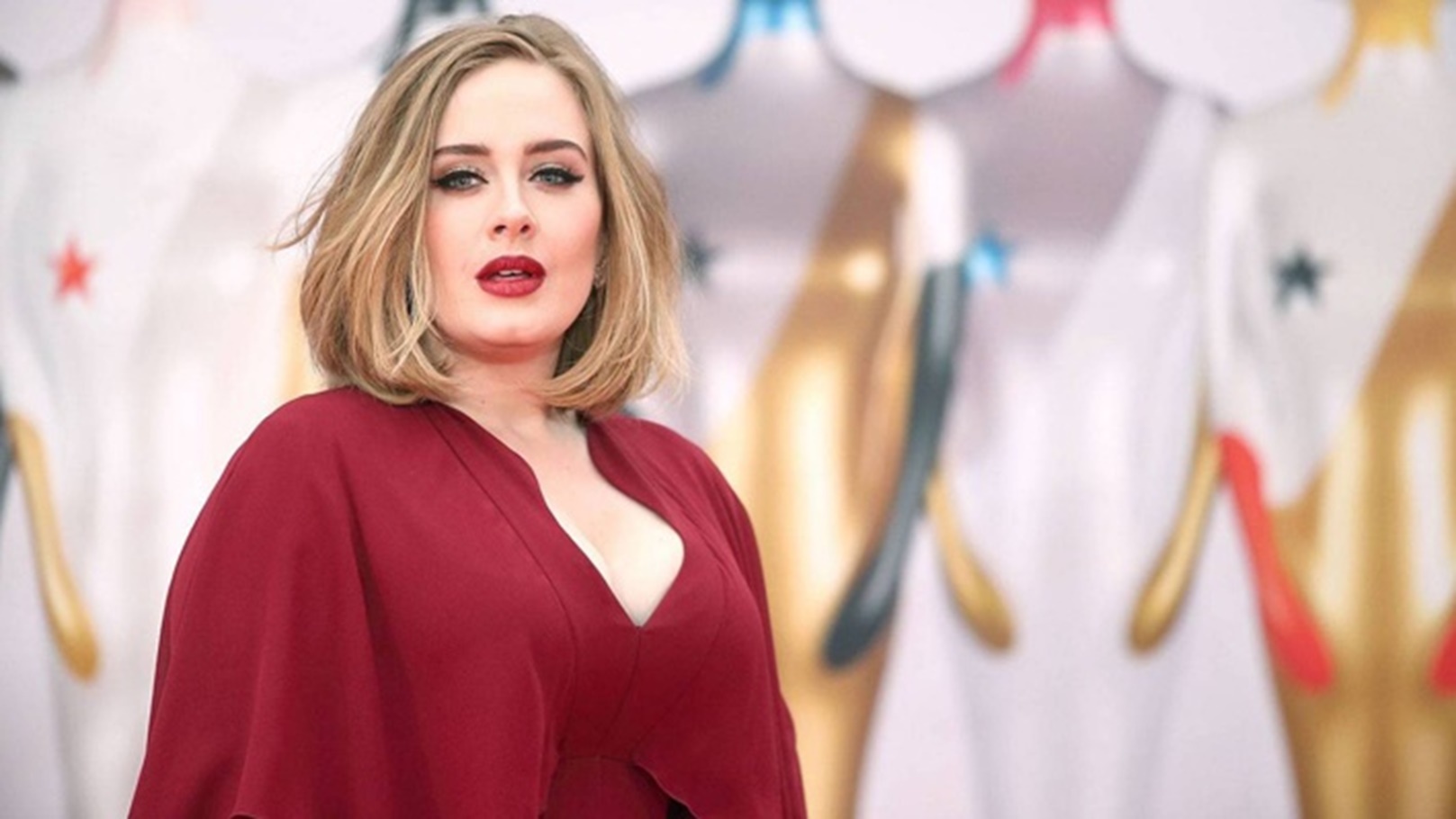 من هي المطربة أديل لوري