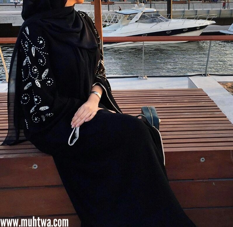 عبايات سوداء