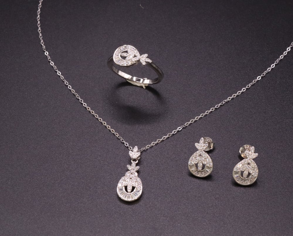 اكسسوارات فضية حديثة