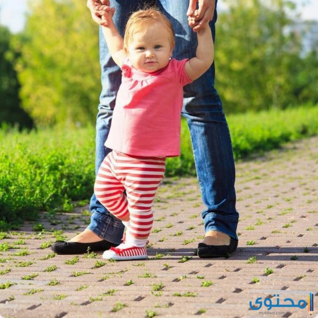 متى يبدأ الطفل بالكلام والمشي