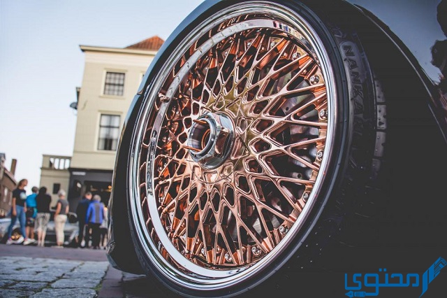 يمر إطار سيارة فوق علبة ويسحقها تمامًا